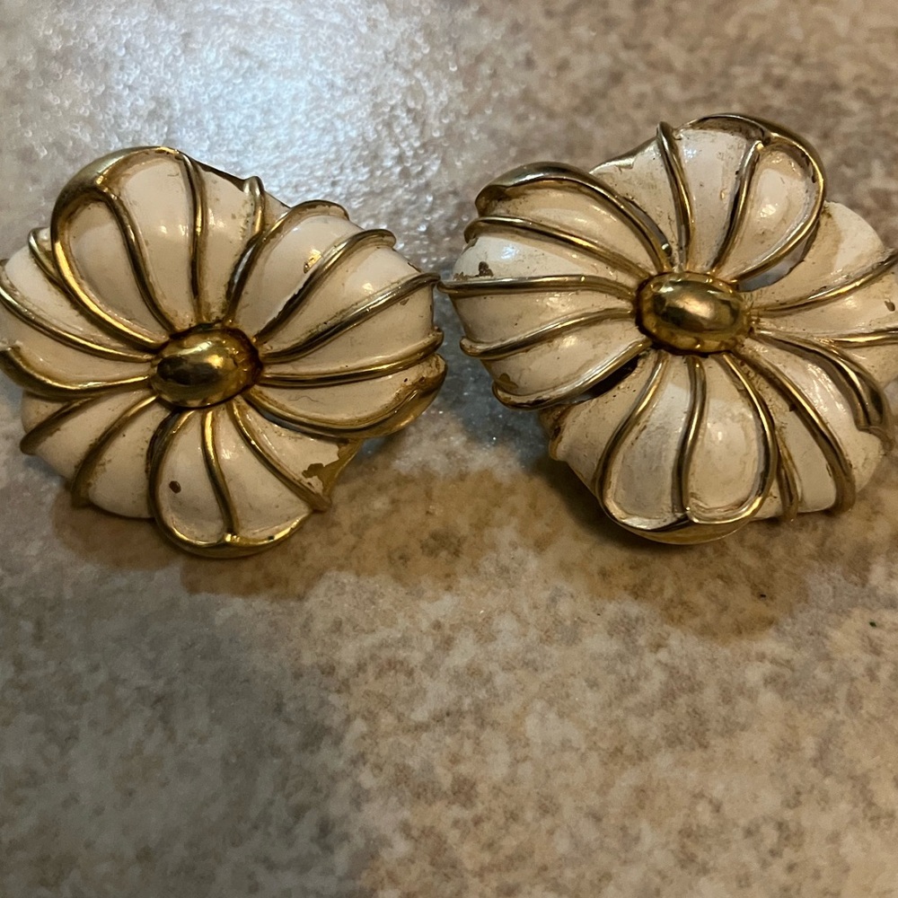 Gold-tone Clip On White Flower Earrings